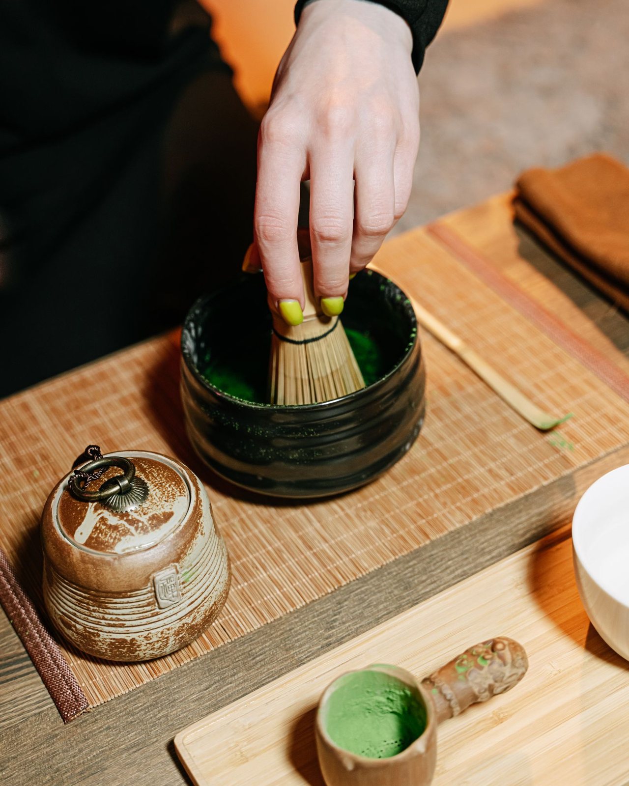 木の盆の上で、抹茶を点てている手元