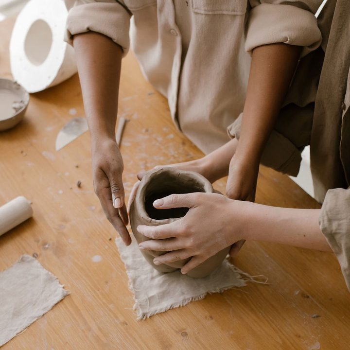 作業台で、粘土の器を形づくる手元